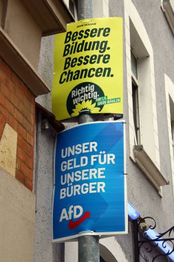 Chemnitz, Almanya - 28 Temmuz 2024: Chemnitz, Sakson sokaklarındaki farklı parti ve adayların seçim öncesi posterleri