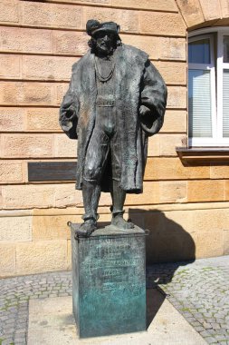 Kulmbach, Almanya - 29 Temmuz 2024: Hans von Kulmbach anıtı, Polonya 'da faaliyet gösteren bir Alman sanatçı. Krakow St John 's Sunağı' nı yaratan sanatçıydı..