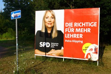 Oelsnitz, Almanya - 30 Temmuz 2024: SPD Parti adayı Petra Koepping 'in Sakson Devlet Parlamentosu' nda görev yapan bir Alman siyasetçi posteri