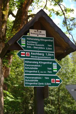 Klingenthal, Almanya - 11 Ağustos 2024: Klingenthal, Vogtland civarındaki dağ yürüyüşü patikalarının işaretlenmesi. Bölge engebeli tepeleri, sık ormanları ve manzaralı vadileriyle ünlüdür..