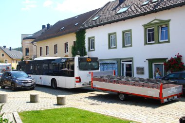 Bischofsgruen, Almanya - 21 Temmuz 2024: Bischofsgruen, Fichtelgebirge 'de küçük bir kasaba olan Bischofsgruen' de bisiklet taşıyıcı karavanı olan servis otobüsü, kış sporları ve yaz dağ bisikletleri rotalarıyla ünlüdür..