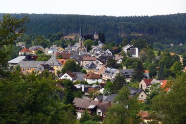 Bischofsgruen, Almanya - 21 Temmuz 2024: Fichtelgebirge 'in küçük bir kasabası olan Bischofsgruen, yakınlardaki dağların kış sporları ve panoramik manzaralarıyla ünlüdür..