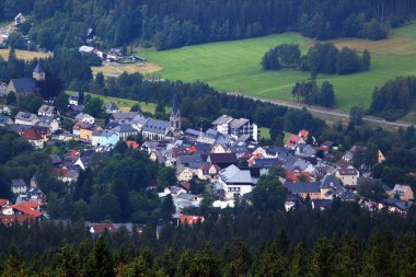 Bischofsgruen, Almanya - 21 Temmuz 2024: Fichtelgebirge 'in küçük bir kasabası olan Bischofsgruen, yakınlardaki dağların kış sporları ve panoramik manzaralarıyla ünlüdür..