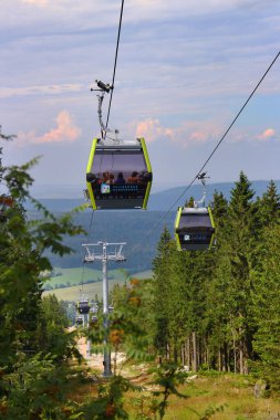 Bischofsgruen, Almanya - 21 Temmuz 2024: Teleferik Fichtelgebirge 'in en yüksek tepelerinden biri olan Ochsenkopf' a tırmanır, kış sporları ve çarpıcı panoramik manzaralarıyla ünlüdür.