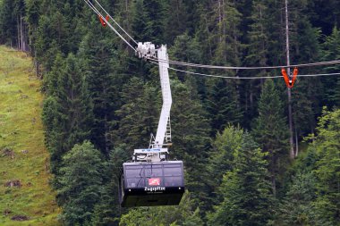 Eibsee, Almanya - 12 Temmuz 2024: Zugspitze teleferiği, Eibsee Gölü 'nden Almanya' nın Bavyera kentindeki Zugspitze 'nin tepesine giden bir hava tramvayı.