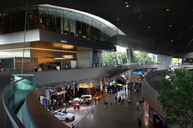 Münih, Almanya - 14 Temmuz 2024: BMW Welt, 2007 yılında kurulan bir sergi, dağıtım, macera müzesi ve etkinlik mekanı.