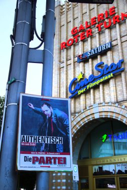 Chemnitz, Almanya - 17 Ağustos 2024: Siyasi parti Die Partei 'nin yerel şubesi Die Partei Chemnitz' in seçim öncesi posteri, siyasi sistemi eleştirmek için mizah ve ironi kullanır..