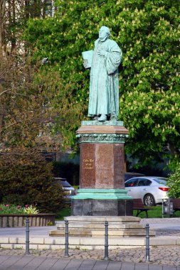 Magdeburg, Almanya - 14 Nisan 2024: Johanniskirche önündeki Martin Luther Anıtı, ya da Eski Magdebur Kenti 'ndeki St. John Kilisesi