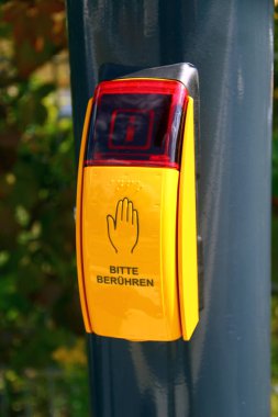 Chemnitz, Almanya - 28 Temmuz 2024: Alman ve Braille alfabesindeki 