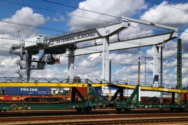 Glauchau, Almanya - 28 Temmuz 2024: Zwickau Volkswagen fabrikasında üretilen araçların taşınmasında kullanılan Glauchau tren istasyonundaki ara modal terminali