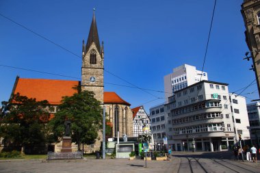 Erfurt, Almanya - 1 Eylül 2024: St. Gregor Kilisesi ve Erfurt, Thuringia 'daki Martin Luther Anıtı