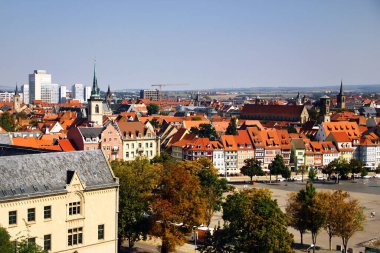 Erfurt, Almanya - 1 Eylül 2024: Avrupa 'nın en büyük ve en iyi korunmuş kalelerinden biri olan Zitadelle Petersberg' den Erfurt Eski Kasabası