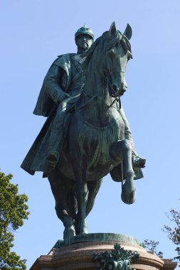 Coburg, Almanya - 15 Eylül 2024: Hofgarten İngiliz manzara bahçesinde Saxe-Coburg ve Gotha Dükü Ernest II 'nin bir binicilik heykeli