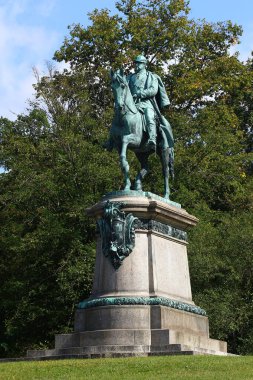 Coburg, Almanya - 15 Eylül 2024: Hofgarten İngiliz manzara bahçesinde Saxe-Coburg ve Gotha Dükü Ernest II 'nin bir binicilik heykeli.