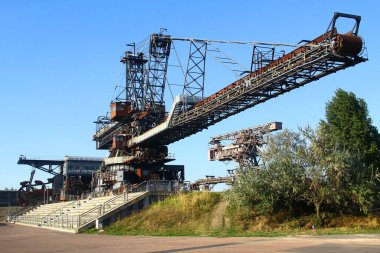 Graefenheinichen, Almanya - 21 Eylül 2024: Ferropolis (Demir Şehri), büyük endüstriyel makinelerin yer aldığı bir açık hava müzesi ve eski bir maden işletme sahasında müzik festivallerinin yapılacağı yer.