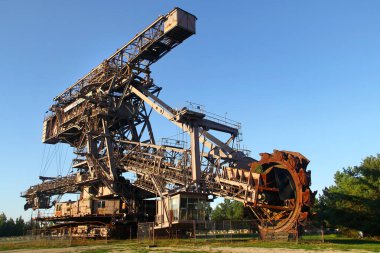 Graefenheinichen, Almanya - 21 Eylül 2024: Ferropolis (Demir Şehri), büyük endüstriyel makinelerin yer aldığı bir açık hava müzesi ve eski bir maden işletme sahasında müzik festivallerinin yapılacağı yer.