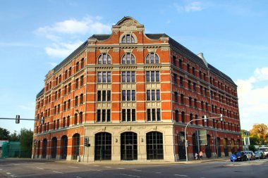 Zeitz, Almanya - 20 Eylül 2024: Zeitz doğumlu girişimci ve bebek arabası endüstrisinin öncüsü Ernst Albert Naether 'in tarihi fabrika binası.