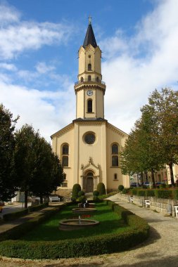 Markneukirchen, Almanya - 28 Eylül 2024: Markneukirchen 'deki St. Nicholas Kilisesi, Saksonya' nın Vogtlandkreis ilçesine bağlı bir kasaba, müzik aleti üretim bölgesinin tarihi merkezi..