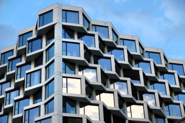 Münih, Almanya - 11 Temmuz 2024: Holiday Inn Express Münih City West binası. Holiday Inn, Intercontinental Hotels 'in bir yan kuruluşu olan İngiliz markalı bir oteldir..