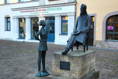 Naumburg, Almanya - 16 Ekim 2024: Friedrich Nietzsche Anıtı, bir Alman klasik bilimadamı, filozof, kültür eleştirmeni ve tüm modern düşünürlerin en etkili düşünürlerinden biri..