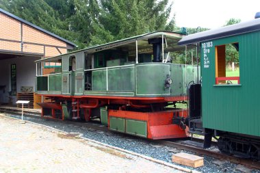 Oberheinsdorf, Almanya - 8 Eylül 2024: Rollbockbahn, dar ölçülü trenlerin Rollboecke adı verilen özel platformlara tekerleklerini yerleştirerek standart ölçü raylar kullanmalarına izin veren bir sistem..