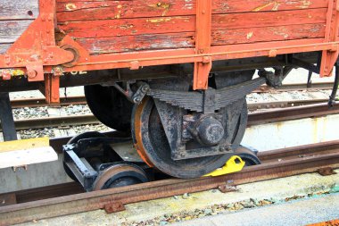 Oberheinsdorf, Almanya - 8 Eylül 2024: Rollbockbahn, dar ölçülü trenlerin Rollboecke adı verilen özel platformlara tekerleklerini yerleştirerek standart ölçü raylar kullanmalarına izin veren bir sistem..