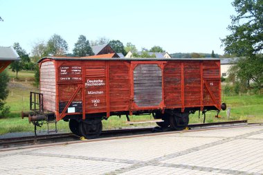 Oberheinsdorf, Almanya - 8 Eylül 2024: Rollbockbahn, dar ölçülü trenlerin Rollboecke adı verilen özel platformlara tekerleklerini yerleştirerek standart ölçü raylar kullanmalarına izin veren bir sistem..