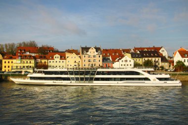 Regensburg, Almanya - 26 Ekim 2024: The Crystal Queen, Tuna Nehri 'nde bir yolcu motoru gemisi, bir günlük gezi gemisi olarak tasarlandı ve Tuna Nakliye Şirketi tarafından işletildi. 