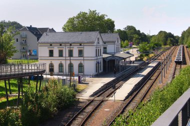 Oelsnitz, Almanya - 30 Temmuz 2024: Erzgebirgskreis, Saksonya 'da tarihi bir maden kasabası olan Oelsnitz' in ana tren istasyonu.