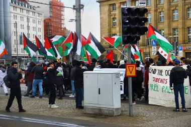 Leipzig, Almanya - 24 Şubat 2024: Saksonya, Leipzig 'in ana tren istasyonu yakınında Özgür Filistin gösterisi. Eylemciler Filistin 'le dayanışma göstermek için işaretler ve bayraklarla bir araya geldiler..