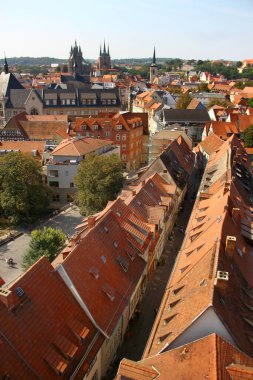 Erfurt, Almanya - 1 Eylül 2024: Erfurt, Thuringia 'nın tarihi kesiminde Kramerbruecke' nin sokak manzarası.