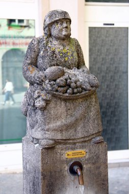 Bamberg, Almanya - 12 Mayıs 2024: Bir sokak çeşmesinde heykel, Bavyera 'nın eski Bamberg kasabası