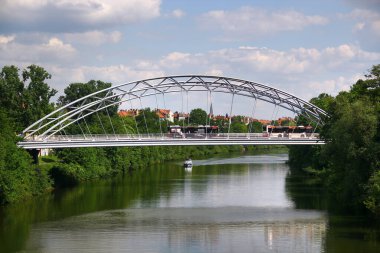 Bamberg, Almanya - 12 Mayıs 2024: Regnitz Nehri üzerindeki Luitpold Köprüsü, şehir merkezini tren istasyonuna bağlıyor.