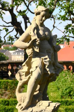 Bamberg, Almanya - 12 Mayıs 2024: Gül bahçesinde heykeller, Bamberg Kalesi 'nin arkasındaki bir barok bahçesi