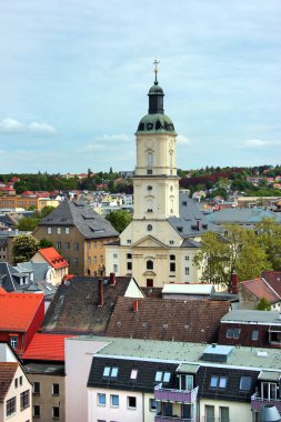 Gera, Almanya - 19 Mayıs 2023: Gera 'nın tarihi merkezinin havadan görünüşü. Thüringen 'in en büyük üçüncü şehri olan Gera, barok ve modern mimarinin bir karışımını sergiliyor..