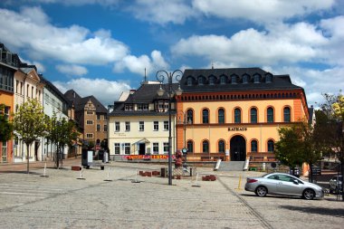 Reichenbach, Almanya - 18 Mayıs 2023: Doğu Almanya 'da Saksonya' da Reichenbach-im-Vogtland merkez pazar meydanındaki belediye binası 