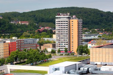 Gera, Almanya - 19 Mayıs 2023: Gera 'nın tarihi merkezinin havadan görünüşü. Thüringen 'in en büyük üçüncü şehri olan Gera, barok ve modern mimarinin bir karışımını sergiliyor..