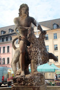 Gera, Almanya - 19 Mayıs 2023: Gera 'nın Pazar Meydanı' ndaki Samson çeşmesi, Thüringen 'in üçüncü büyük şehri.