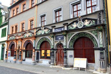 Weimar, Almanya - 7 Nisan 2024: Weimar 'ın pazar meydanında, ressamlar Yaşlı Lucas Cranach ve oğlu Genç Lucas Cranach 16. yüzyılda yaşadılar..