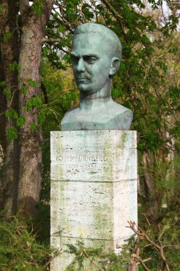 Weimar, Almanya - 7 Nisan 2024: Çekoslovakyalı-Alman yazar, şair ve besteci Louis Fuernberg anıtı, Doğu Almanya iktidardaki Sosyalist Birlik Partisi 'nin (sed.)