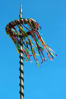 Maypole ya da Mayıs ağacı, Avrupa 'da Pentecost ya da Yaz ortası' nda dikilmiş ve halk festivallerinde kullanılmış uzun bir tahta direk.