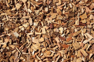 Ahşap parçalardan ve ağaç kabuğu parçalarından oluşan dokulu bir arka plan. Genellikle bahçe düzenleme ve bahçe işlerinde kullanılır.