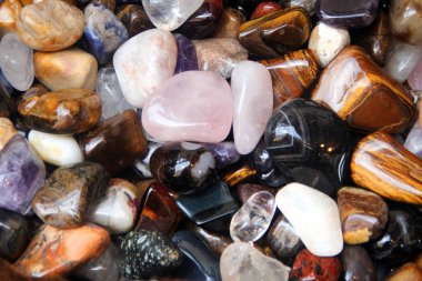 Arkaplan olarak yarı değerli taşlar ve mineraller