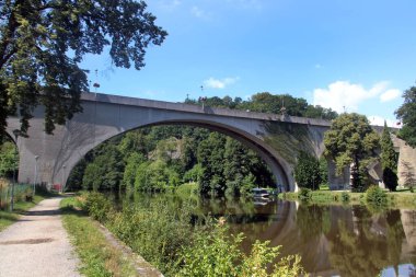 Madalyon, Çek Cumhuriyeti - 10 Ağustos 2023: Çek Cumhuriyeti 'nin Karlovy Vary Bölgesi' nde bulunan Sokolov İlçesi 'nde bulunan Ohre Nehri üzerindeki bir köprü..