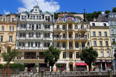 Karlovy Vary, Çek Cumhuriyeti - 10 Ağustos 2023: Dünyaca ünlü spa merkezi Karlovy Vary 'deki tarihi evler