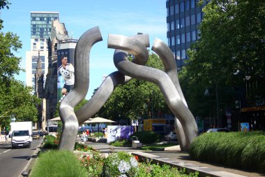 Berlin, Almanya - 8 Temmuz 2024: Brigitte ve Martin Matschinsky-Denninghoff tarafından yapılan heykel, kentin 750. kuruluş yıldönümü için yapıldı. Dört çelik tüp Berlin 'in bölünmesini ve yeniden birleşmesini simgeliyor..