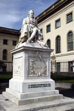 Berlin, Almanya - 7 Temmuz 2024: Alman çokmatematik, coğrafyacı, doğabilimci, kaşif ve romantik felsefe ve bilimin savunucusu Alexander von Humboldt Anıtı.