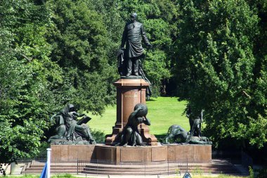 Berlin, Almanya - 9 Temmuz 2024: Tiergarten 'de Reinhold Begas' ın Otto von Bismarck Anıtı. Bismarck, Alman İmparatorluğu 'nun ilk başbakanıydı..