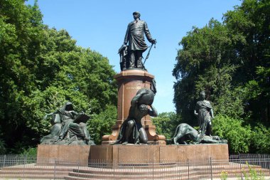 Berlin, Almanya - 9 Temmuz 2024: Tiergarten 'de Reinhold Begas' ın Otto von Bismarck Anıtı. Bismarck, Alman İmparatorluğu 'nun ilk başbakanıydı..