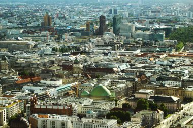 Berlin, Almanya - 7 Temmuz 2024: Berlin şehir merkezinin Berlin Mitte bölgesindeki ikonik televizyon kulesi Fernsehturm 'dan görünüşü